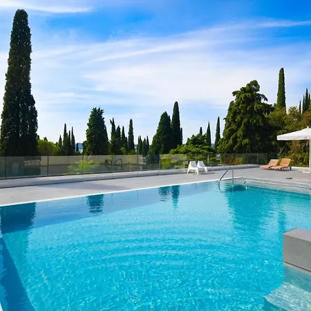 Minnie Gardone Riviera
